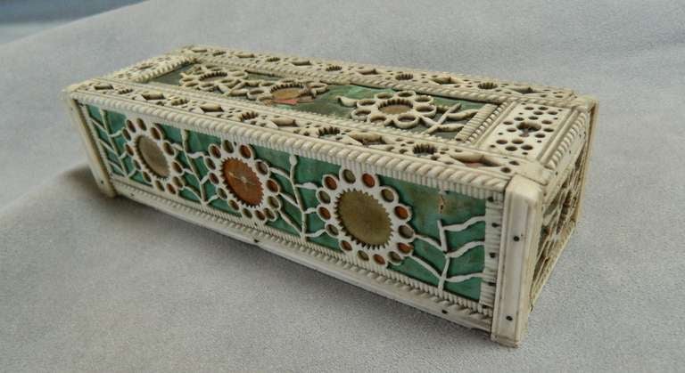 Napoleonic bone Prisoner of War handmade box with dominoes, sliding lid,geometric and floral decoration with an incomplete set of 32 dominoes.
Similar example on page 219 of 'Napoeonic & American Prisoners of war 1756-1816'..