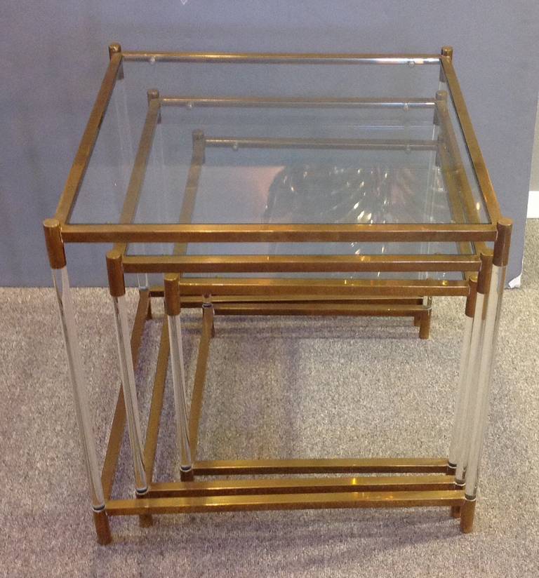 Italian Mid-Century Modern Brass and Lucite Nesting Tables In Good Condition In Houston, TX