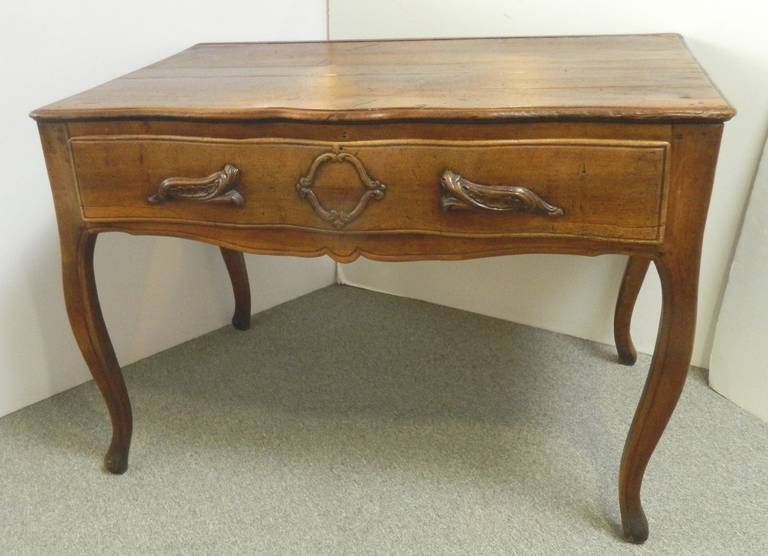 French Walnut Dressing Table or Desk, 18th Century In Good Condition For Sale In Houston, TX