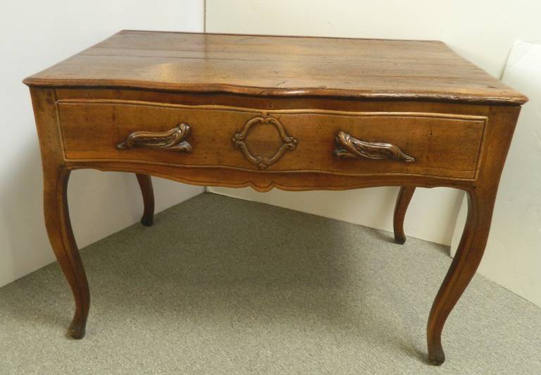 French Walnut Dressing Table or Desk, 18th Century For Sale 3