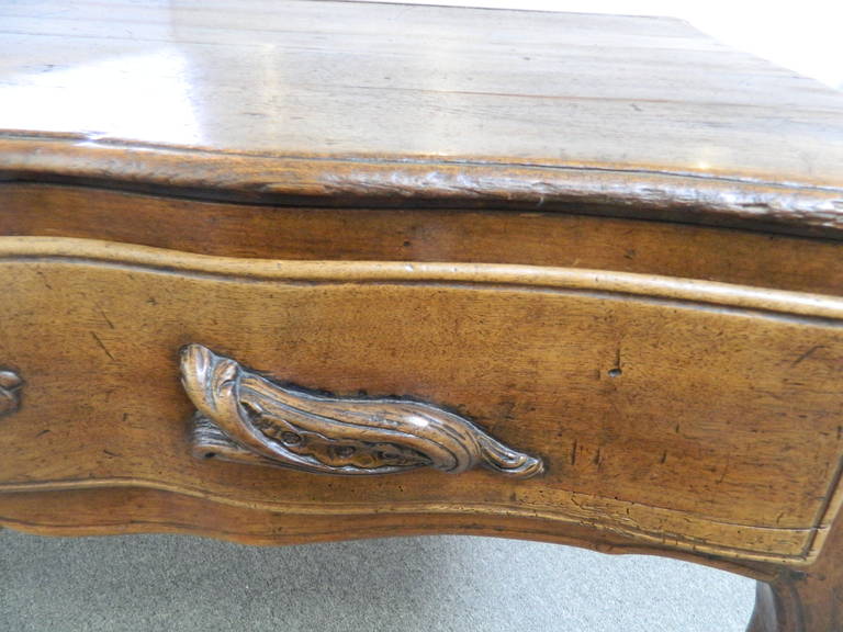 18th Century and Earlier French Walnut Dressing Table or Desk, 18th Century For Sale