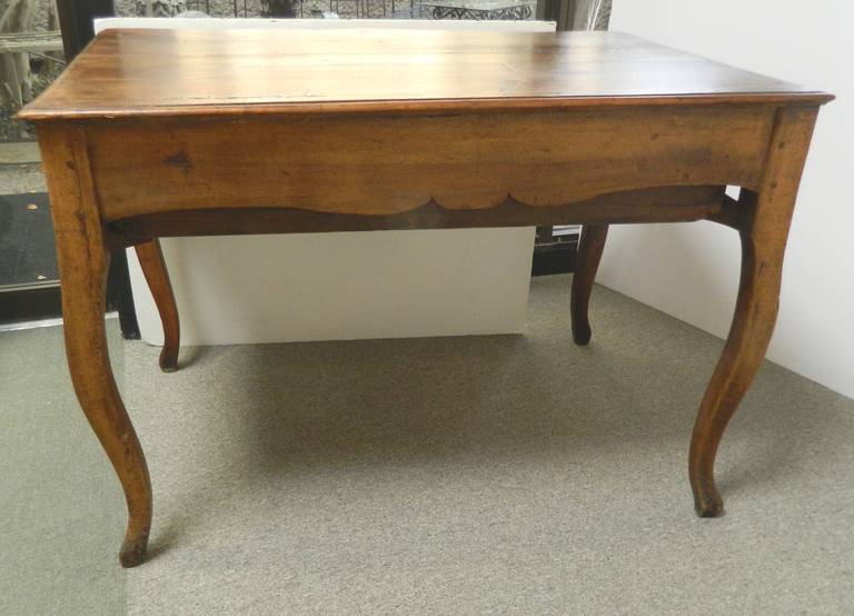 French Walnut Dressing Table or Desk, 18th Century For Sale 4