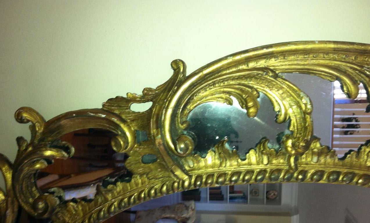 British A fine pair of 18th c. giltwood oval mirrors in the manner of Chippendale For Sale