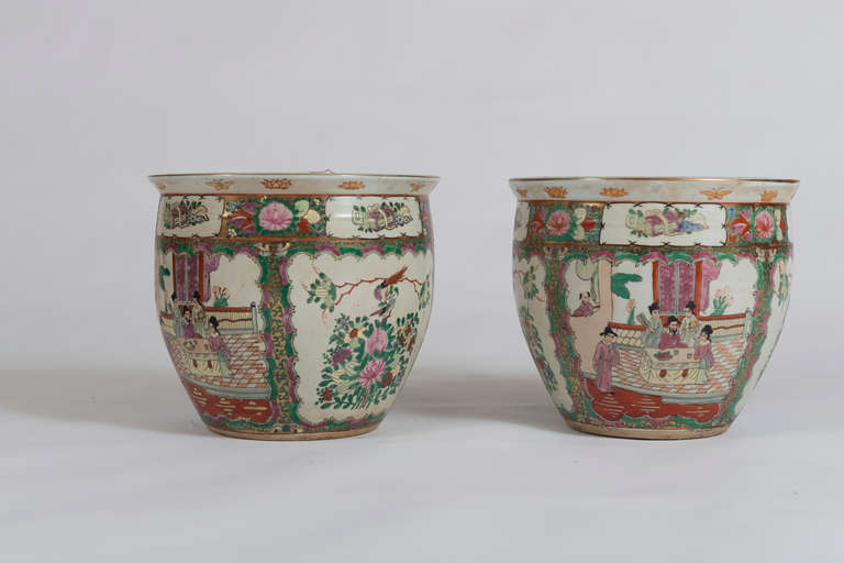 Vintage Pair of Chinese Export Porcelain Cache Pots In Good Condition In New York, NY
