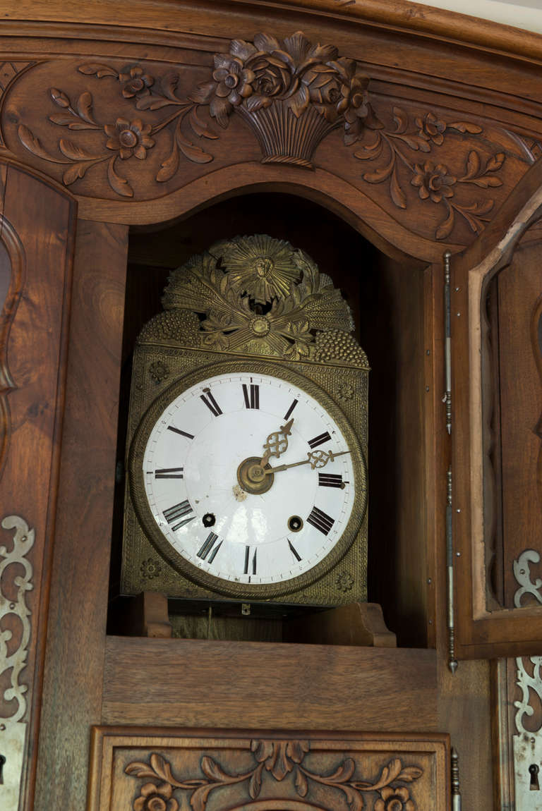 19th Century French Provencal Walnut Vaisellier with Clock 1