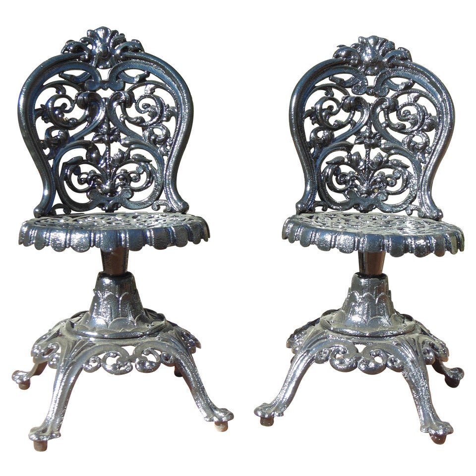 Garden chairs: Cast Iron  pr Swivel chairs                       For Sale