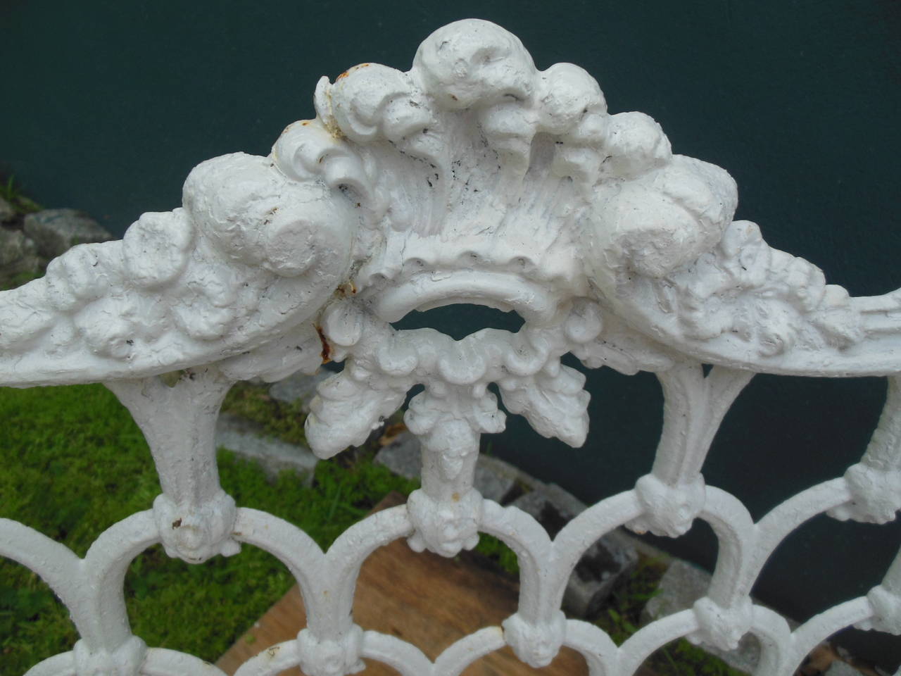 Benches, Cast Iron Pair of White House Garden Benches In Good Condition In Long Island, NY