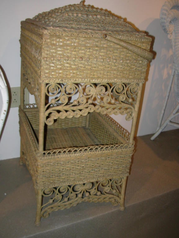 Wicker Elaborate Sewing Basket In Good Condition For Sale In Long Island, NY