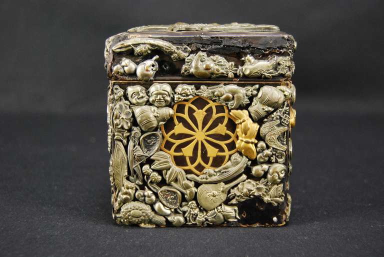 Japanese Meiji Period Lacquered Box For Sale 5