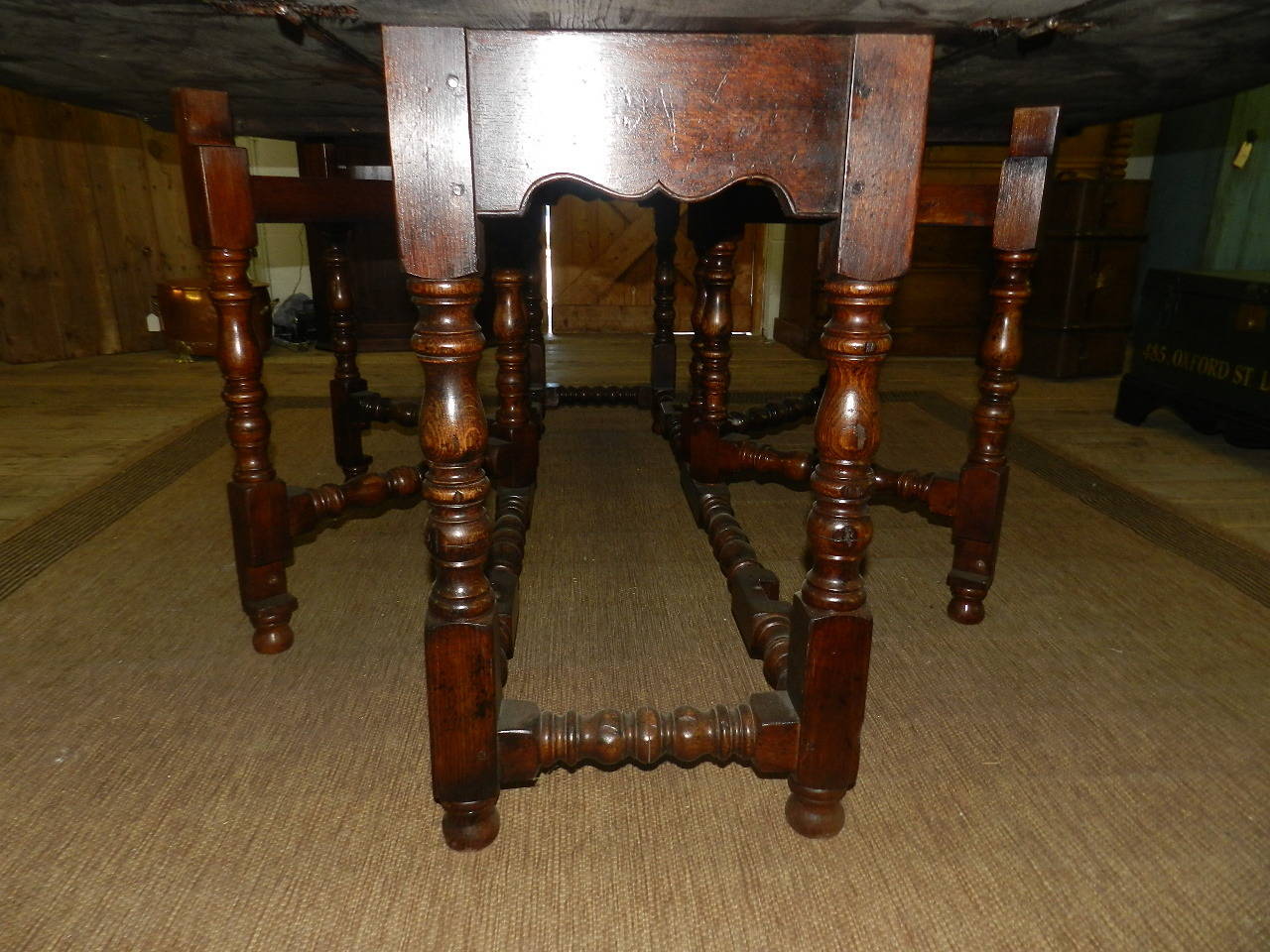 Oak Wake or Hunt Dining Table In Excellent Condition For Sale In Millwood, VA