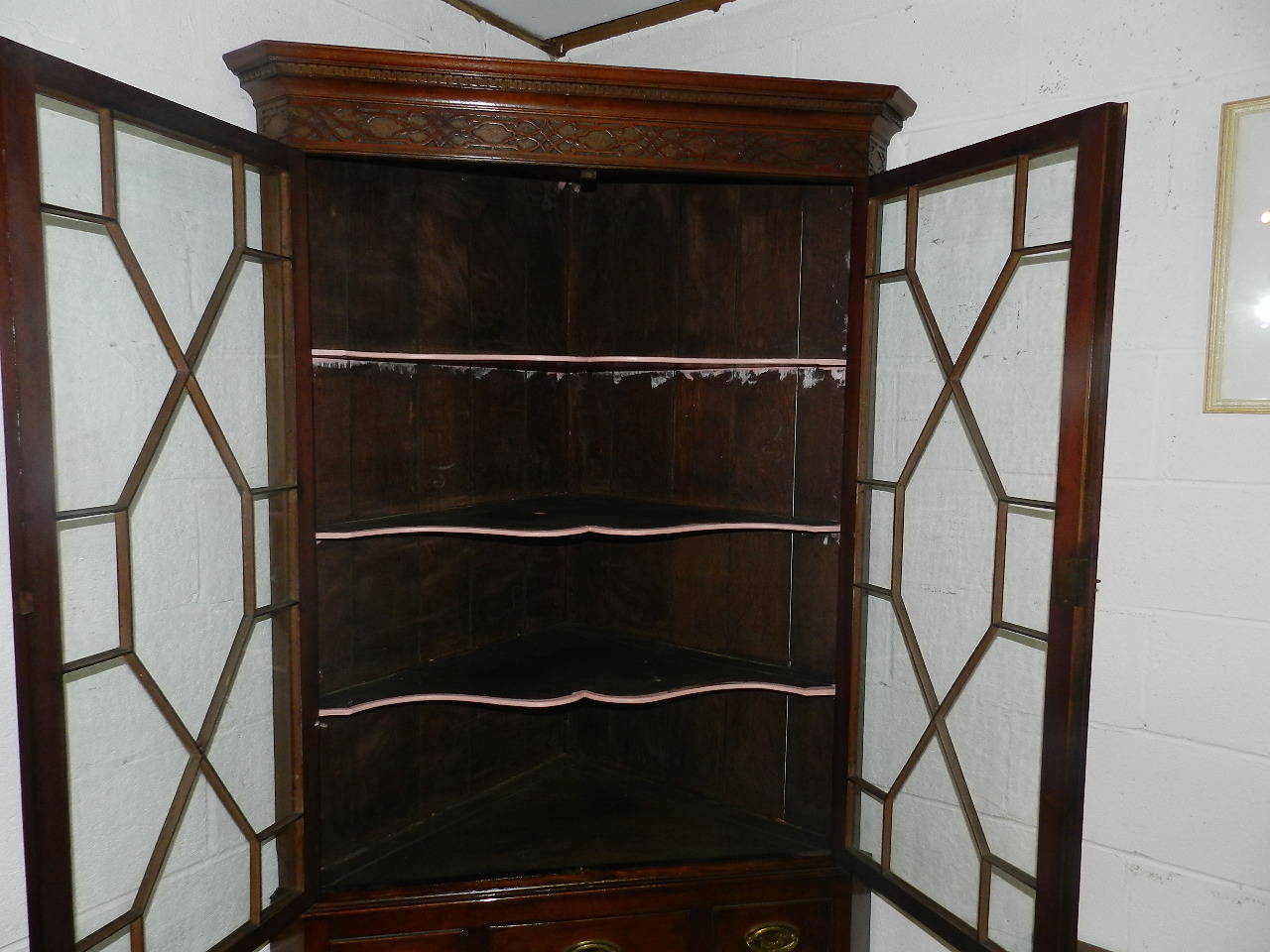 Mahogany Corner Cupboard on Stand In Excellent Condition In Millwood, VA