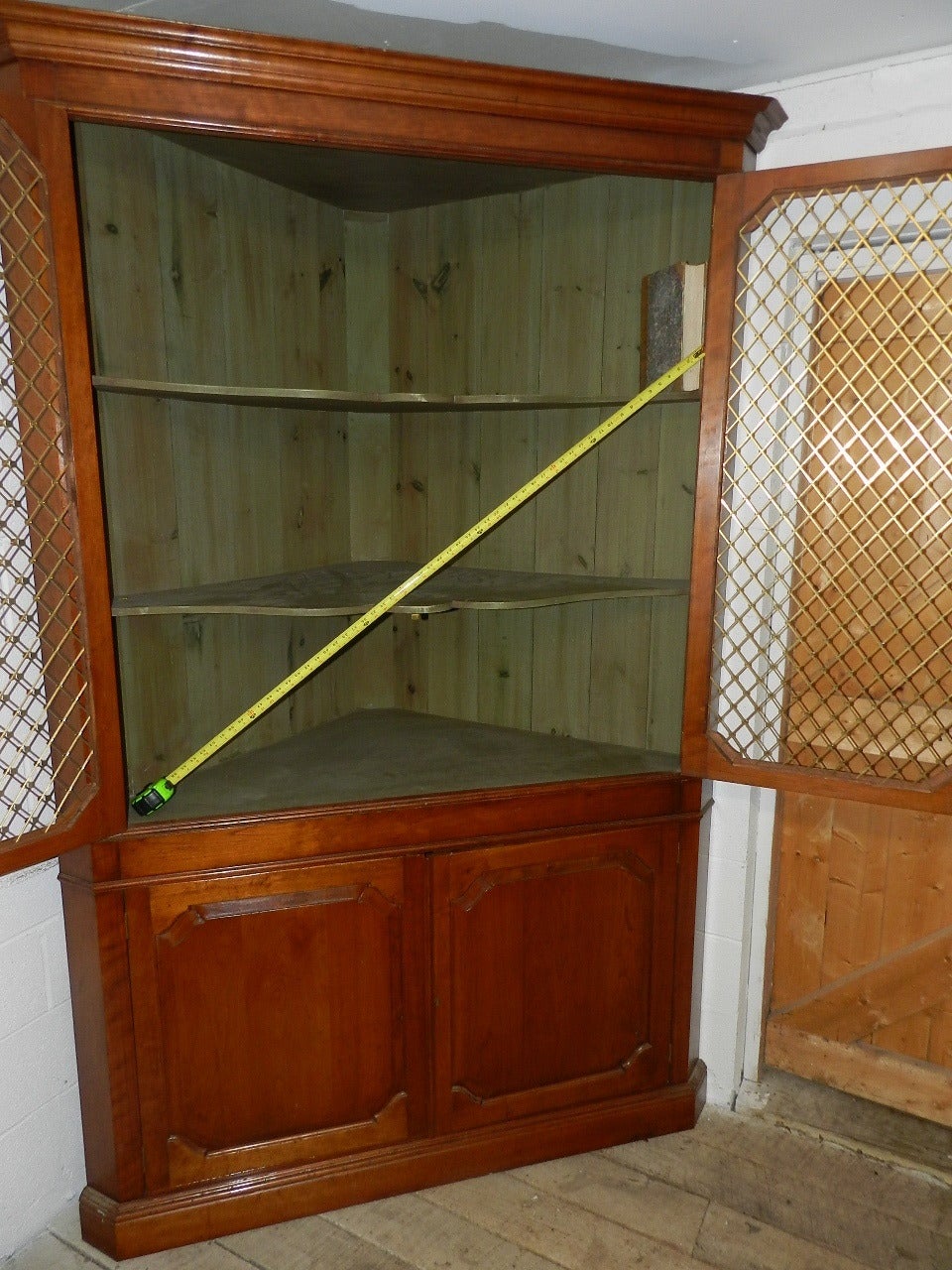 Cherry Corner Cupboard In Excellent Condition In Millwood, VA