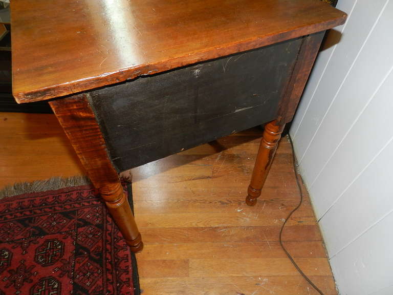 Tiger Maple End Table In Excellent Condition In Millwood, VA