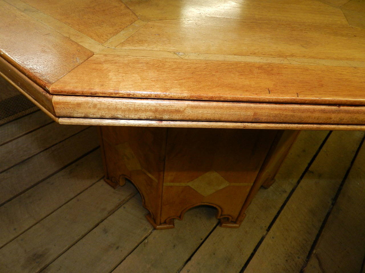 Octagonal Mahogany Table with Inlaid Marble In Excellent Condition In Millwood, VA