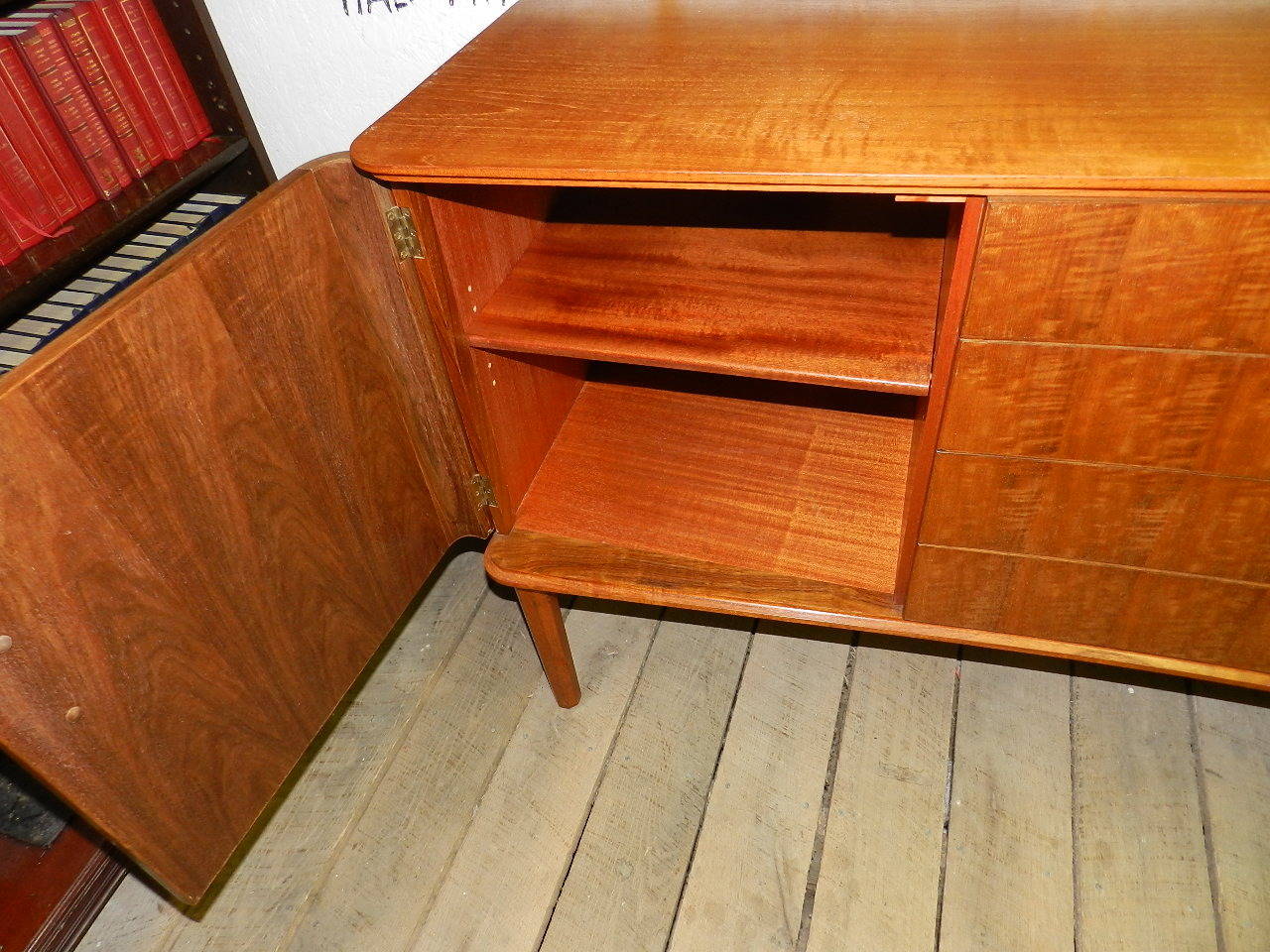 Mid-Century Laurel Concave Fronted Sideboard In Excellent Condition In Millwood, VA
