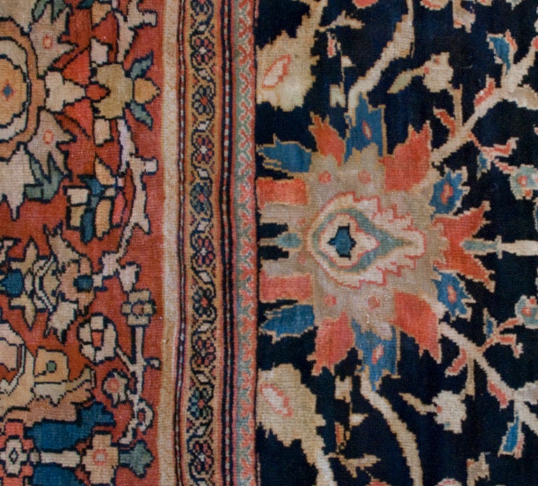 Ein außergewöhnlicher persischer Sultanabad-Teppich aus der Mitte des 19. Jahrhunderts mit einem kompliziert gewebten Muster auf indigoblauem Grund, umgeben von einer Blumenbordüre.

Maße: 11'7