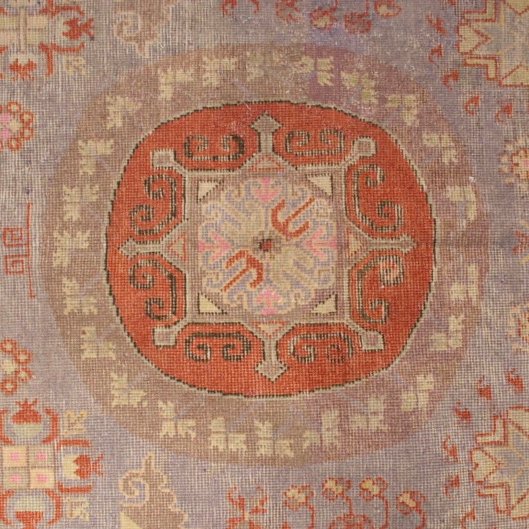 Early 20th Century Central Asian Khotan Carpet In Excellent Condition For Sale In Chicago, IL