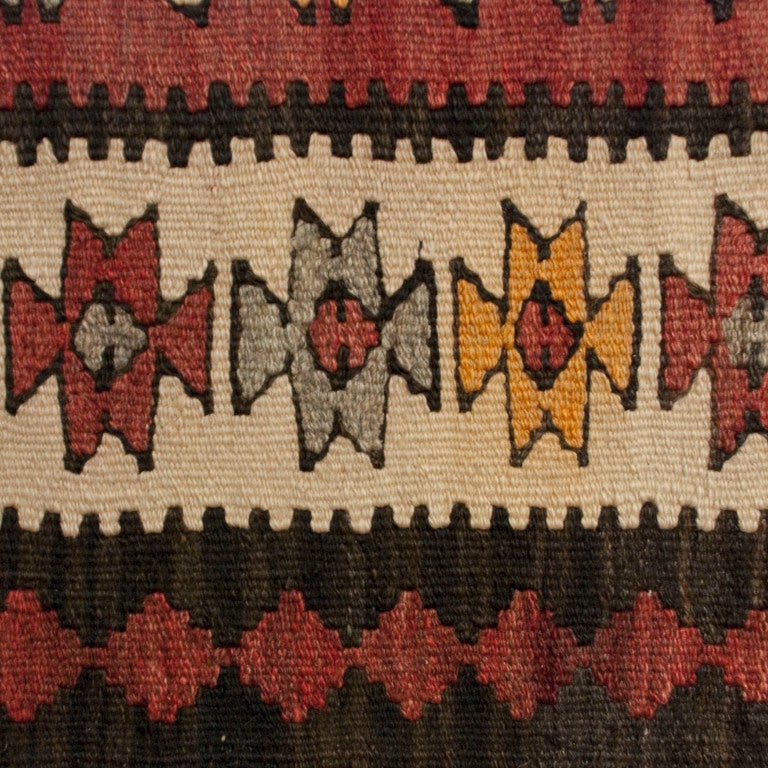 Early 20th Century Zarand Kilim Carpet Runner In Excellent Condition For Sale In Chicago, IL