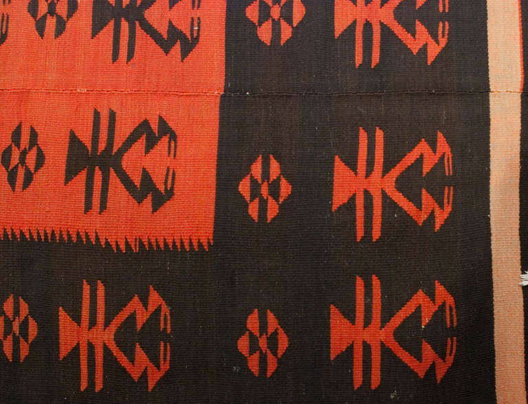 Ein bulgarischer Pirot-Kilim-Flachgewebeteppich aus dem frühen 20. Jahrhundert (um 1900) mit einem schönen grafischen karminroten und schwarzen geometrischen Muster, umgeben von einer komplementären schwarz-karminroten Bordüre.