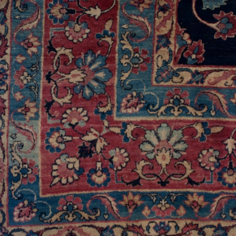 Ein persischer Yadz-Teppich aus dem 19. Jahrhundert mit Lebensbaum-Muster auf indigoblauem Grund, umgeben von einer kontrastierenden Blumenbordüre.

Maße: 8'7