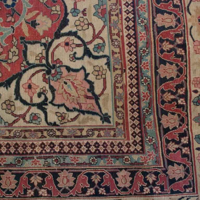 Ein persischer Dorokhsh-Teppich aus dem 19. Jahrhundert mit einem zentralen Medaillon auf einem Feld aus Blumen und Ranken auf karminrotem Hintergrund, umgeben von mehreren kontrastierenden Blumenborten.

Maße: 9'3