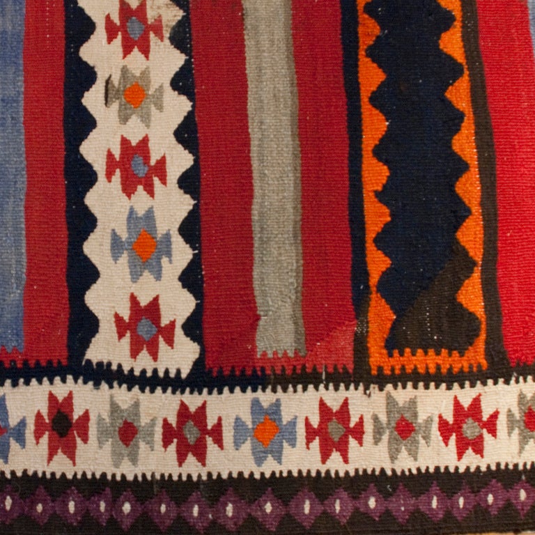 Alfombra persa Zarand Kilim de principios del siglo XX, con franjas alternas y motivos geométricos rodeados de un borde geométrico en contraste.

Medidas: 3.10