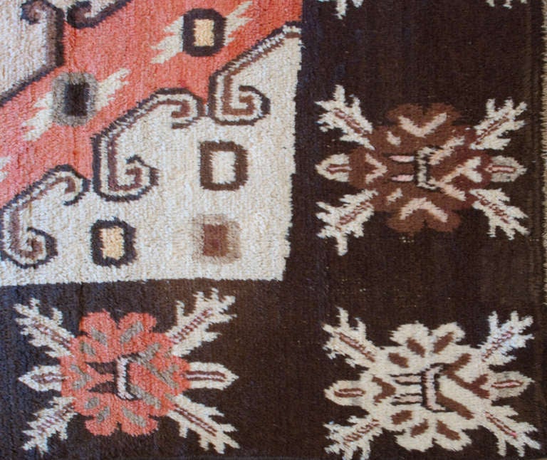 Ein zentralasiatischer Samarkand-Teppich aus dem frühen 20. Jahrhundert mit ungewöhnlichem Blumenmuster, umgeben von einer großflächigen Blumenbordüre.
Maße: 4.8