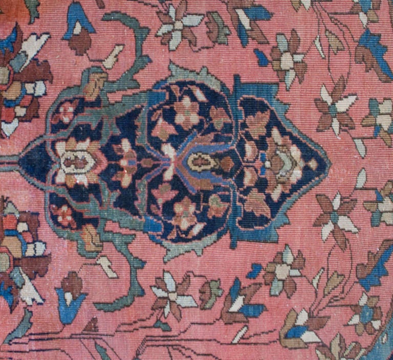 Ein persischer Sarouk-Farahan-Teppich aus dem 19. Jahrhundert mit einem zentralen Lebensbaum-Medaillon auf lachsfarbenem Grund, umgeben von einer kontrastierenden Blumenbordüre.



Stichworte: Teppich, Teppich, Persisch, Zentralasien, Textil,