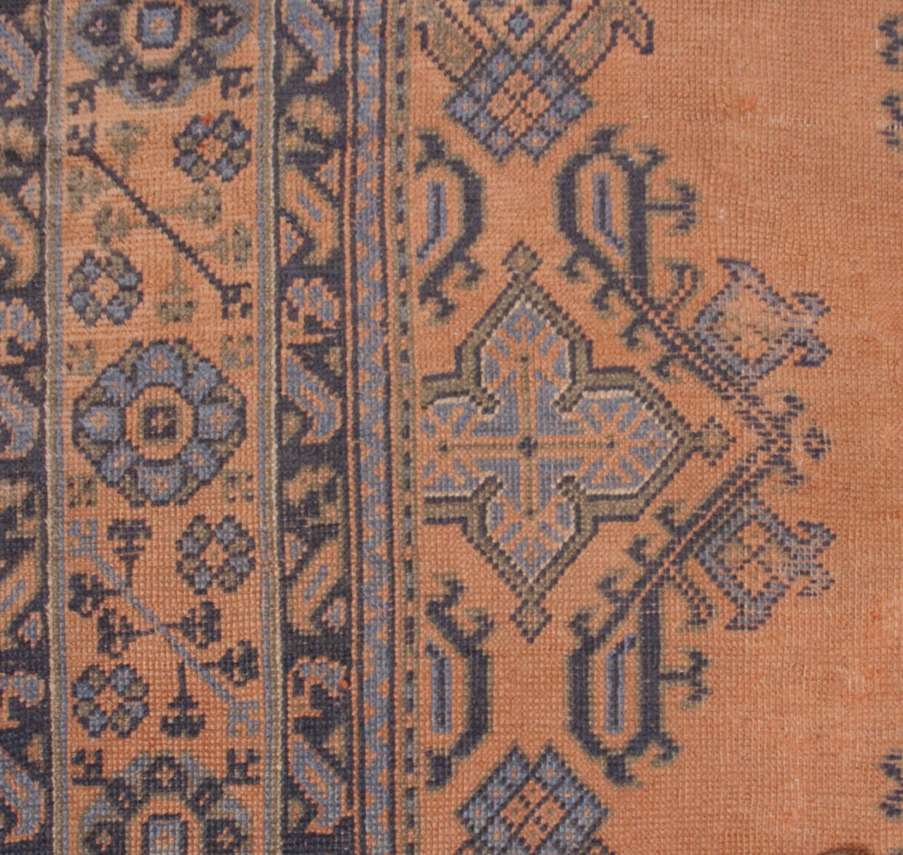 Late 19th Century Oushak Rug In Excellent Condition In Chicago, IL