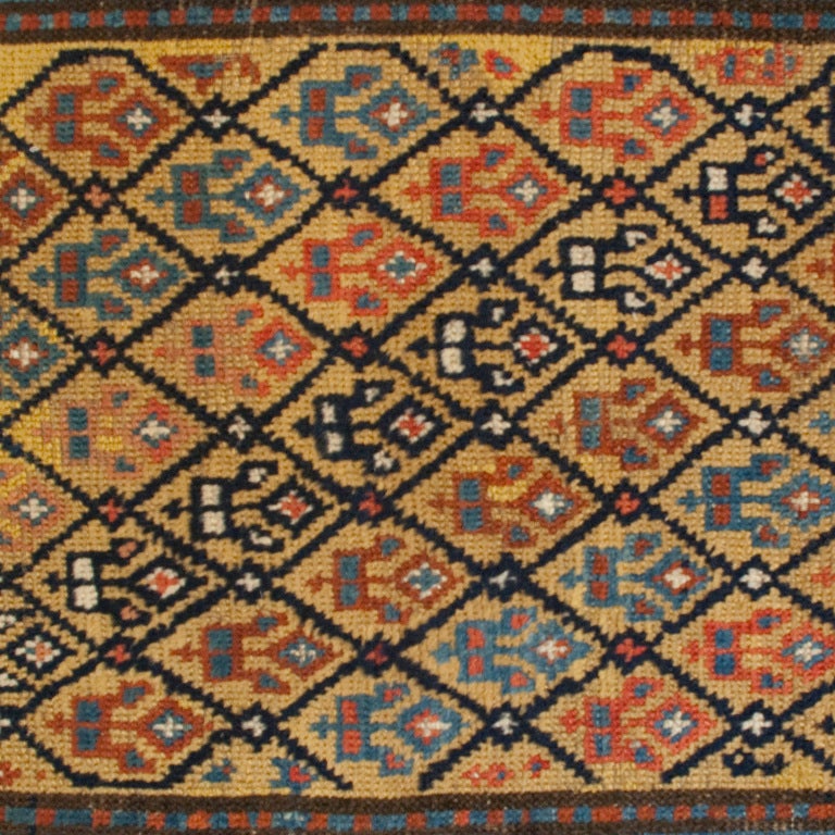 Ein persischer Gangeh-Teppich aus dem späten 19. Jahrhundert mit einem wunderschönen mehrfarbigen geometrischen Blumenmuster, umgeben von einer kunstvollen bunten geometrischen Bordüre.

Maße: 3'3