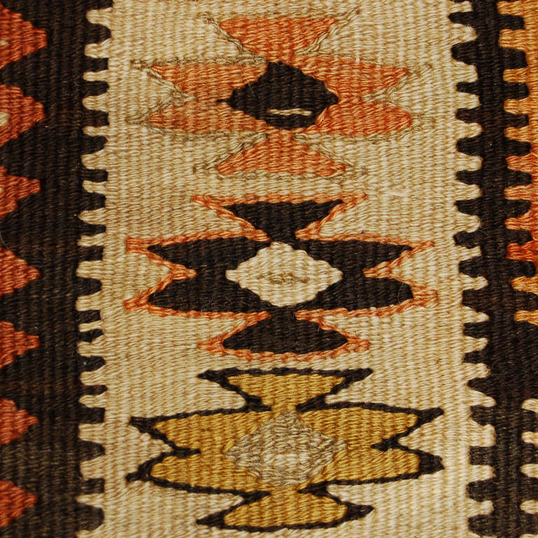 Early 20th Century Zarand Kilim Runner In Excellent Condition For Sale In Chicago, IL