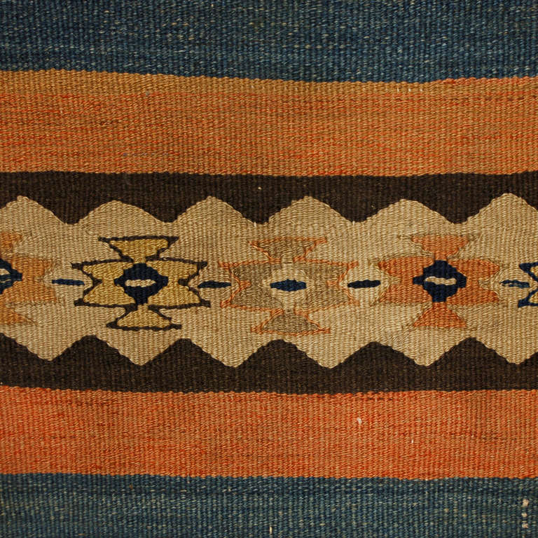Un runner Zarand Kilim persiano dei primi del Novecento con motivo a zig zag e a strisce alternate circondato da un bordo geometrico a contrasto.