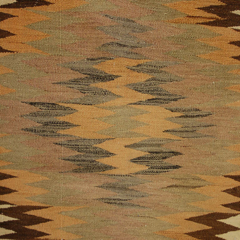 Ein persischer Kelardasht-Kilim-Läufer aus dem frühen 20. Jahrhundert mit Zickzack-Webmuster, umgeben von einer komplementären Bordüre.