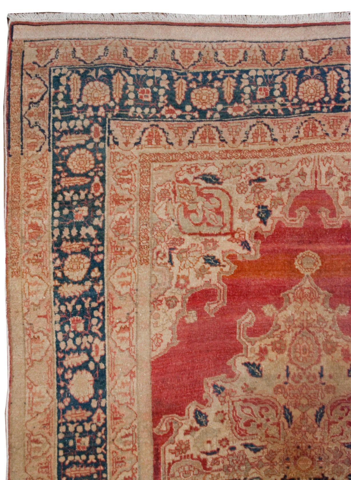Ein persischer Täbriz-Teppich aus dem späten 19. Jahrhundert mit einem zentralen Medaillon auf karminrotem Grund, umgeben von einer ergänzenden, schön gewebten Blumenbordüre.