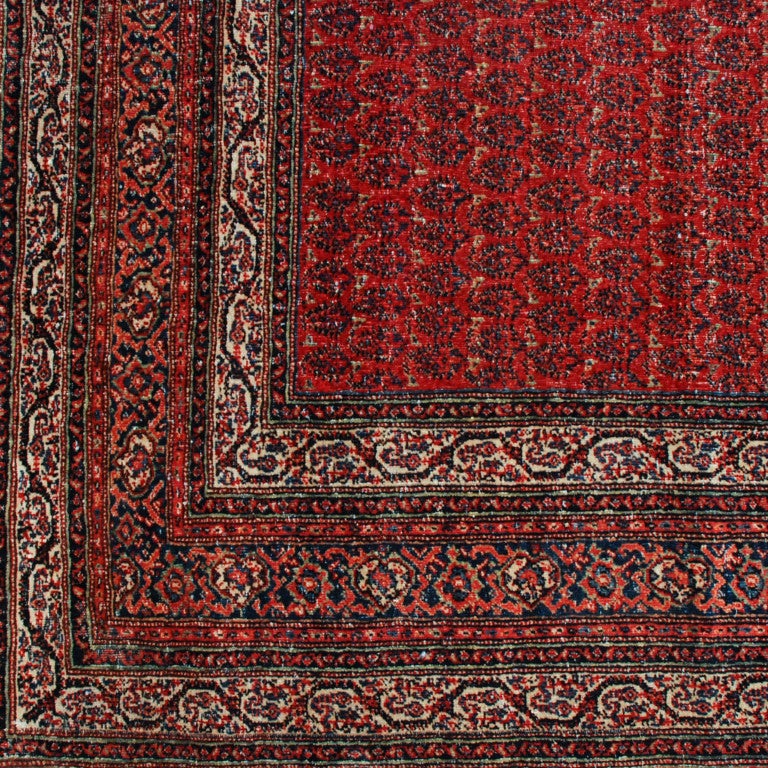 Alfombra persa Seraband de finales del siglo XIX con estampado paisley sobre fondo carmesí rodeado de múltiples cenefas florales.

Medidas: 6' x 13'2