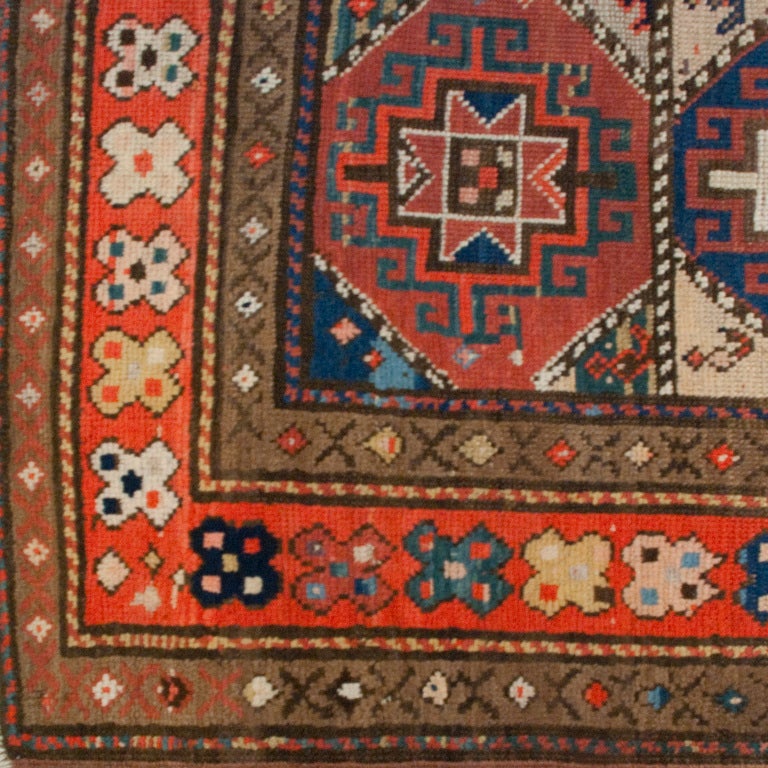 Tapis persan Moghan du XIXe siècle avec de merveilleux médaillons géométriques entourés de multiples bordures contrastantes.

Mesures : 4' x 8'3