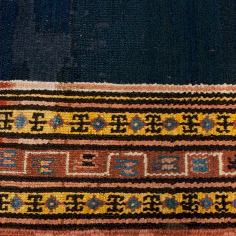 Ein persischer Lori-Teppich aus dem 19. Jahrhundert mit zentralen geometrischen und floralen Motiven, die von mehreren kontrastierenden Bordüren umgeben sind.

Maße: 3'4