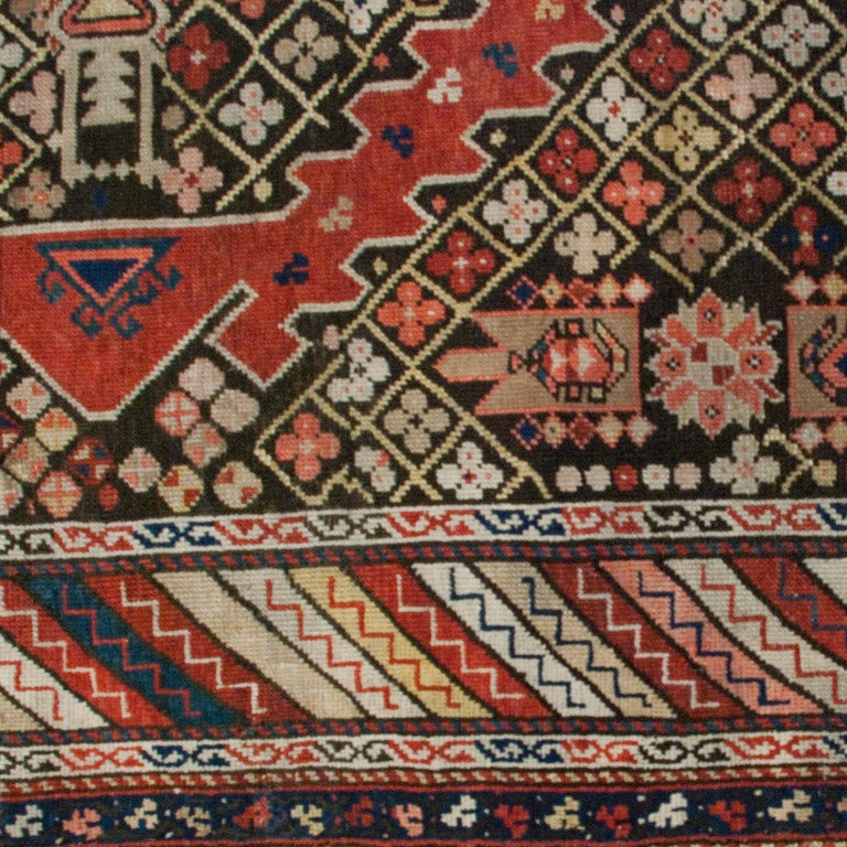 Superbe tapis persan Karbakh du XIXe siècle au motif tissé très complexe, avec trois médaillons centraux au milieu d'un champ de fleurs dense entouré d'une bordure contrastée en diagonale. Mesures : 3.9