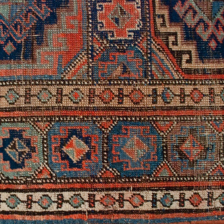 Tapis persan Bidjar du XIXe siècle avec de multiples médaillons géométriques entourés d'une bordure complémentaire.

Mesures : 4'6