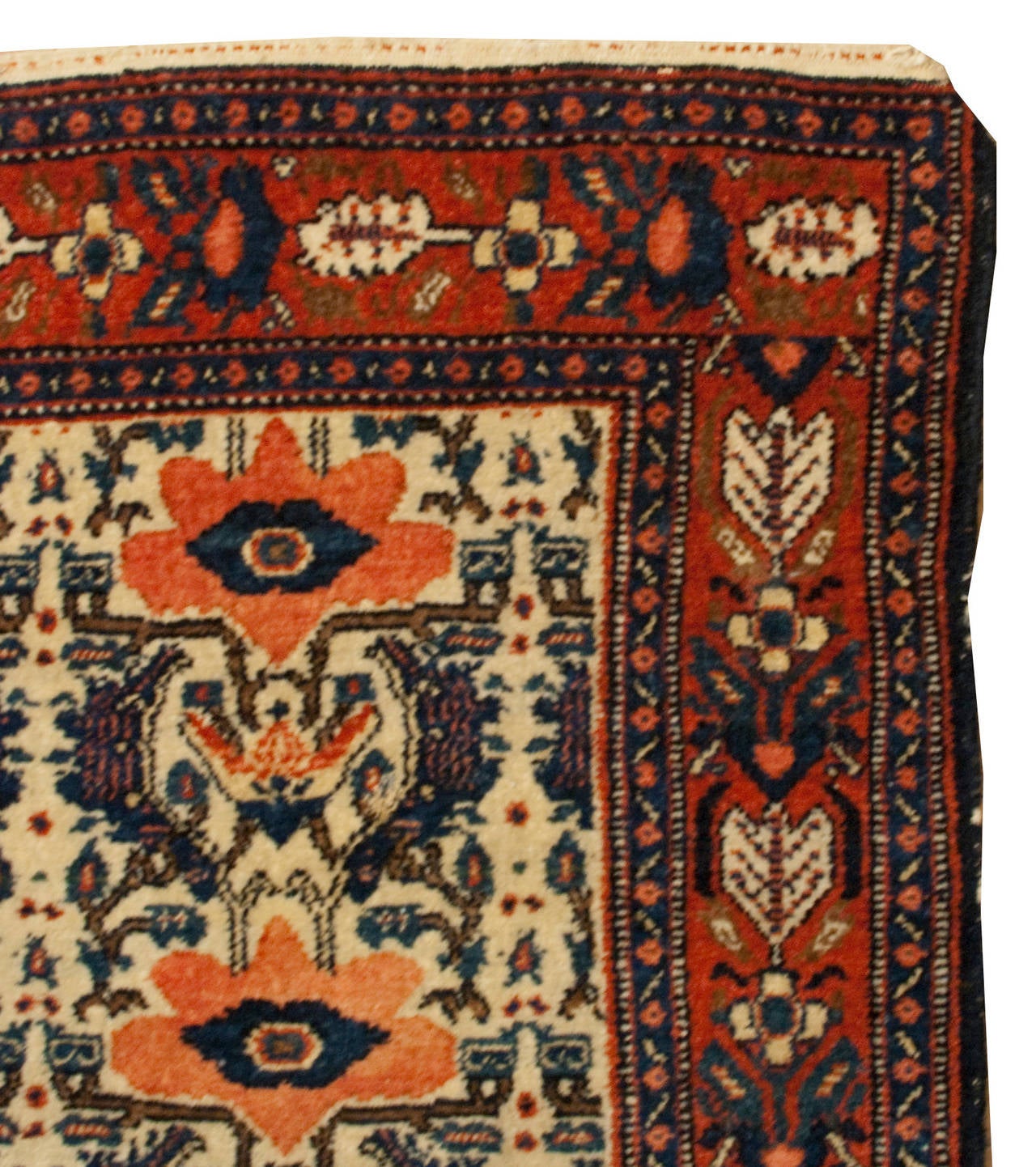 Magnifique tapis persan Senneh du début du 20e siècle, à motifs de coquelicots rouges et de feuilles, entourés de multiples bordures florales complémentaires.