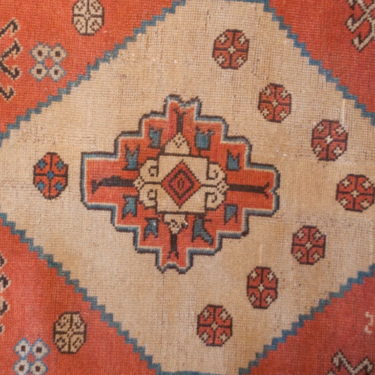 Ein persischer Schiwan-Teppich aus dem 19. Jahrhundert mit asymmetrisch gewebten zentralen Rautenmedaillons auf einem Blumenfeld mit indigoblauem Hintergrund, umgeben von einer mehrschichtigen Bordüre.



Maße: 4'5