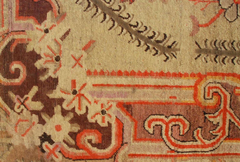 Ein antiker zentralasiatischer Samarkand-Teppich mit einem schönen Blumenmedaillon, umgeben von einer Blumen- und Rankenbordüre.

Maße: 5'1
