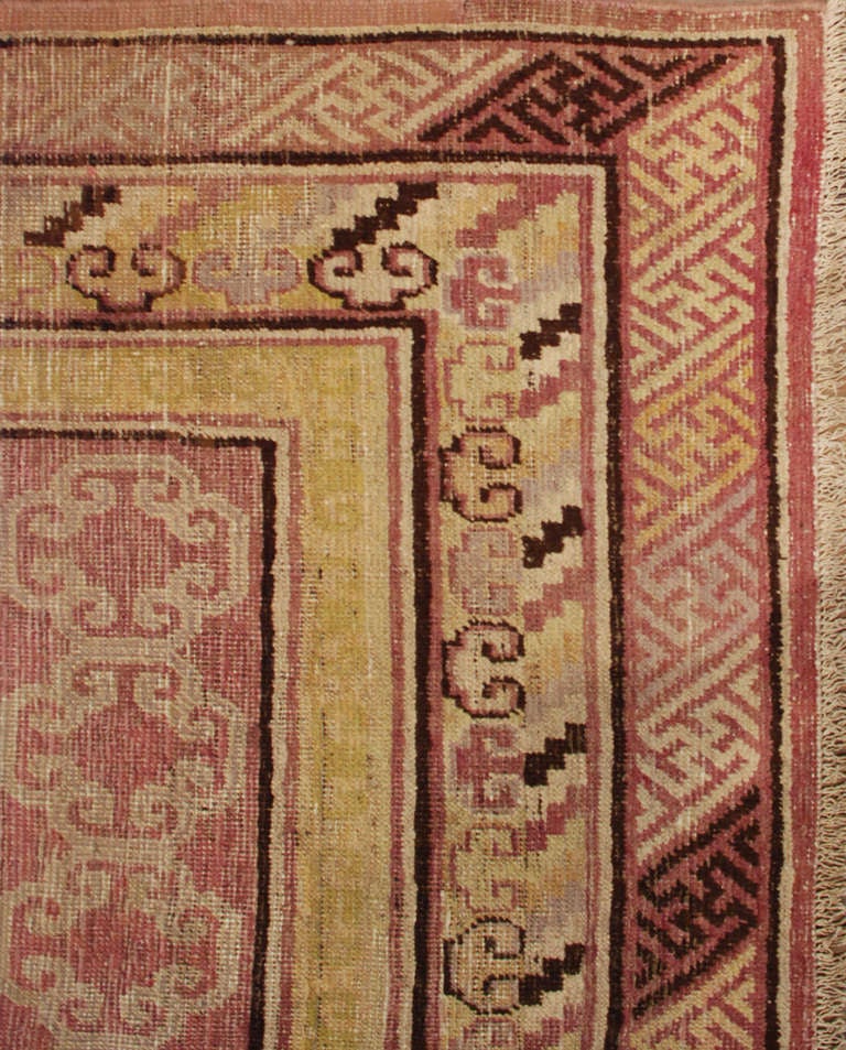 Tapis Khotan d'Asie centrale, datant de la fin du XIXe siècle, présentant un magnifique motif violet ombragé entouré de multiples bordures géométriques complémentaires.

Mesures : 6' x 11'.

Mots-clés : Tapis, moquette, textile, édredon, tenture