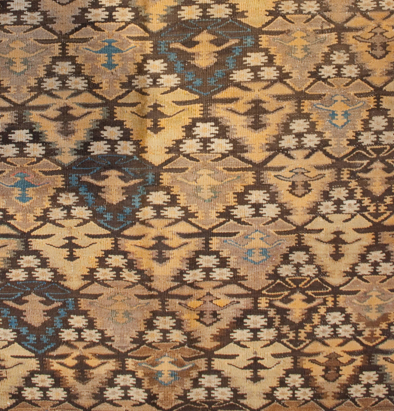 Un runner Qazvin Kilim persiano dell'inizio del XX secolo con un motivo ad albero della vita all-over circondato da molteplici bordi geometrici complementari.