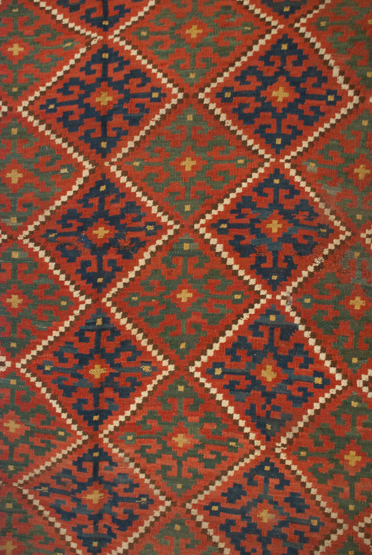Tappeto Ersari Kilim persiano dell'inizio del XX secolo con un meraviglioso motivo geometrico all-over a rombi cremisi, smeraldo e indaco circondato da un bordo geometrico complementare.