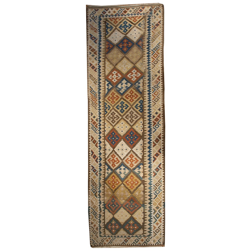 Corridore kilim Shiraz dei primi del Novecento in vendita