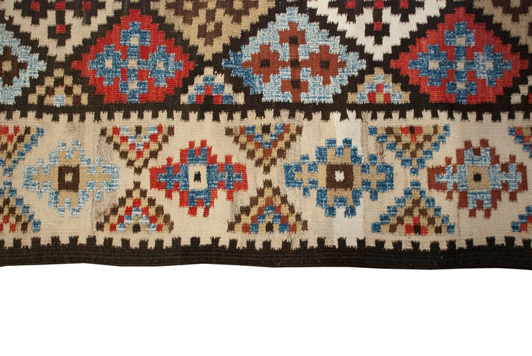 Tappeto persiano Saveh Kilim dell'inizio del XX secolo con un meraviglioso motivo a rombi multicolore all-over circondato da un bordo a rombi a contrasto.