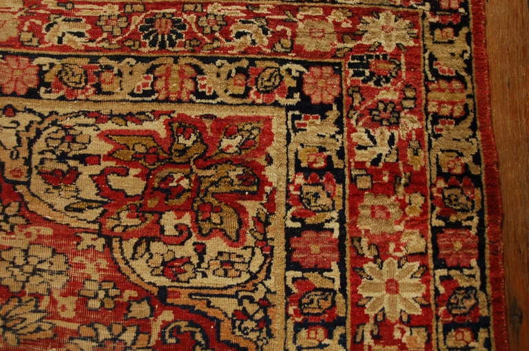 Tappeto persiano Lavar della fine del XIX secolo con un grande medaglione centrale in mezzo a un campo di fiori circondato da molteplici bordi floreali.



Parole chiave: Tappeto, tappeto, persiano, Asia centrale, Tabriz, Heriz, Serapi,