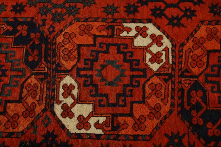 Ein afghanischer Baschir-Teppich aus dem frühen 20. Jahrhundert mit mehreren großen zentralen Medaillons auf karminrotem Hintergrund, umgeben von einer geometrischen Zickzack-Bordüre.

 

Stichworte: Teppich, Teppich, Textil, Serapi, Täbris,