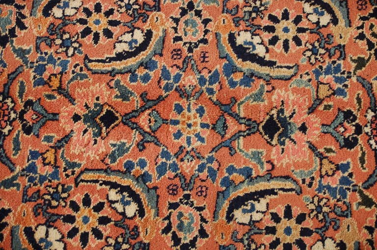 Ein außergewöhnlicher persischer Täbriz-Teppich aus dem frühen 20. Jahrhundert mit einem Allover-Lebensbaummuster auf einem leuchtend lachsfarbenen Hintergrund, umgeben von mehreren kontrastierenden Blumenborten.



Stichworte: Teppich, Teppich,